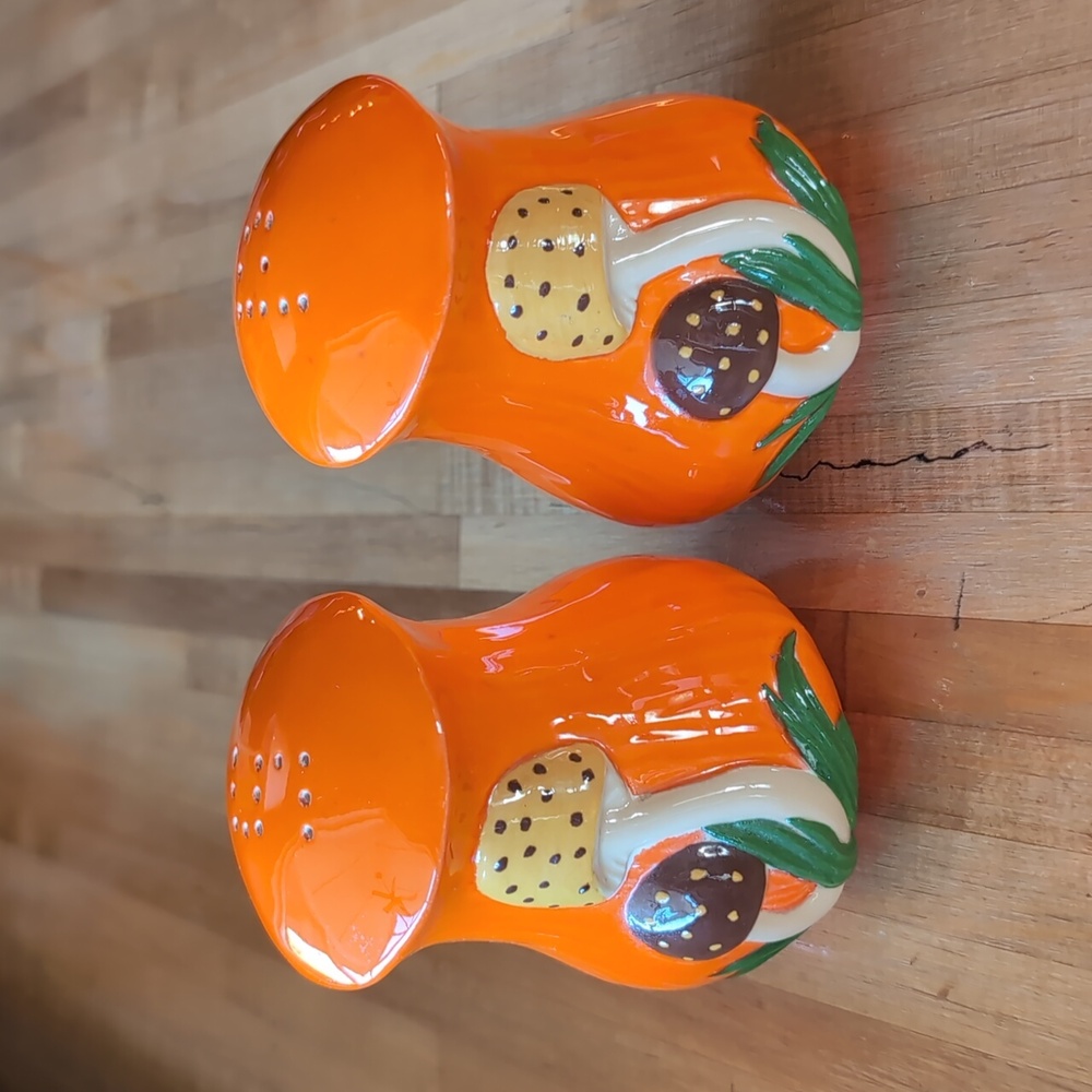 🍄 Retro Mushroom Salt and Pepper Shakers Orange 70s Vintage Kitchen